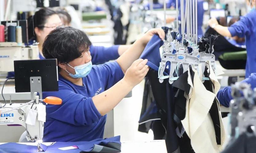 机器人上岗，服装工人的路在何方？